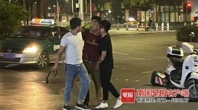 ​南宁5名男子凌晨街头互殴，2人受伤，3人被带走