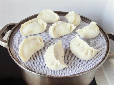​烫面蒸饺好吃外皮要柔软，和面有讲究，掌握了技巧，从此告别干硬