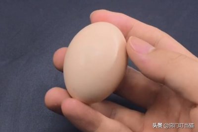 ​打鸡蛋时，第一步10个人有9个搞错，原来有个小窍门，方法太棒了