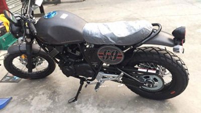 ​龙嘉V咖250新车哑光黑，16000元为Cafe风格买单，那才是真爱