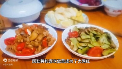 ​露丝勤劳善良，她的言传身教，让儿子也学会了参与家庭劳动