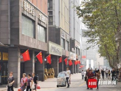 ​满城飘扬“中国红”成都悬挂国旗数量超11万面