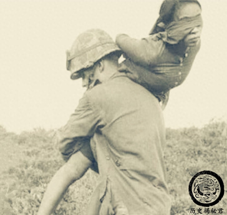 越战期间的越南女兵老照片：图一藏身树林，图七被美军俘虏扛走