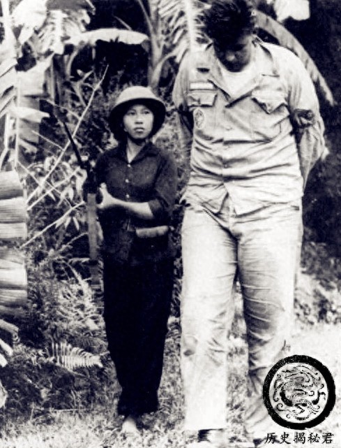 越战期间的越南女兵老照片：图一藏身树林，图七被美军俘虏扛走
