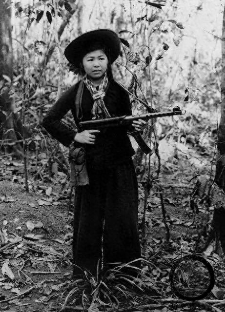 越战期间的越南女兵老照片：图一藏身树林，图七被美军俘虏扛走
