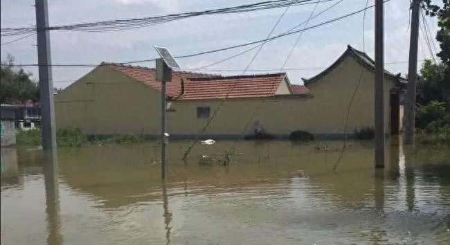 山东寿光遭遇罕见水灾：台风暴雨发威，河流水位猛涨淹没村庄