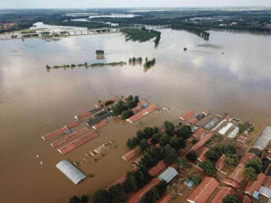 山东寿光遭遇罕见水灾：台风暴雨发威，河流水位猛涨淹没村庄