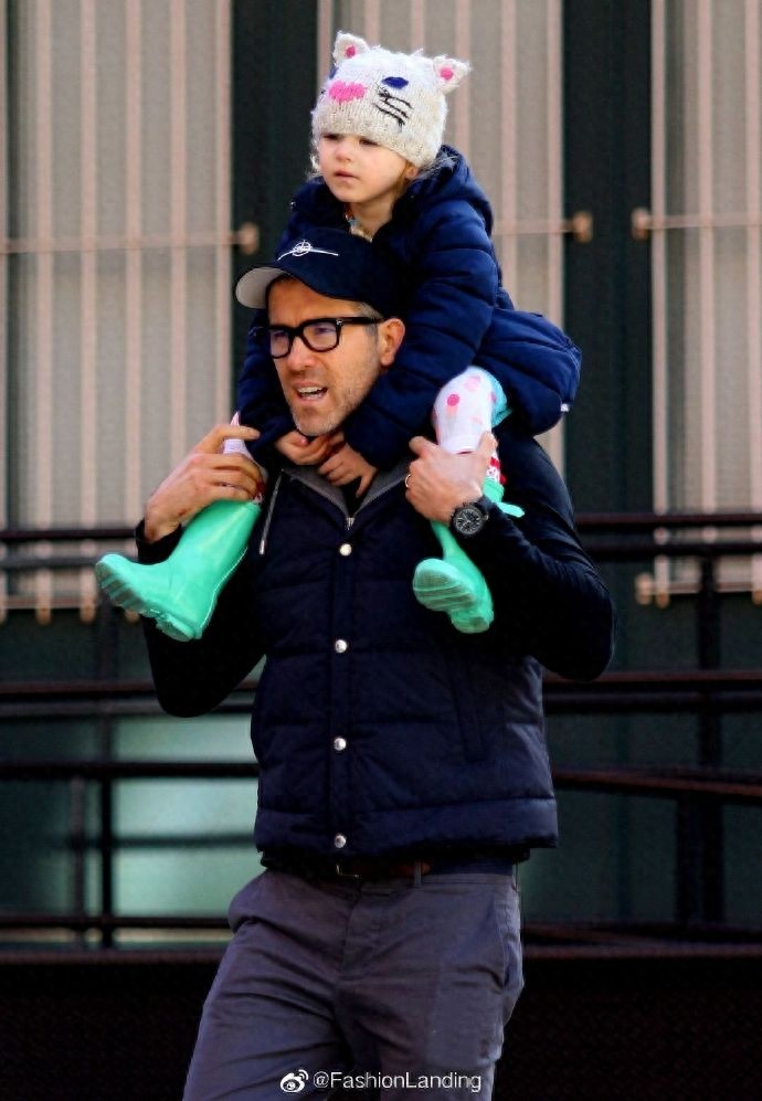 瑞安·雷诺兹和女儿同框，女儿骑在爸爸的肩上，父女俩太可爱了