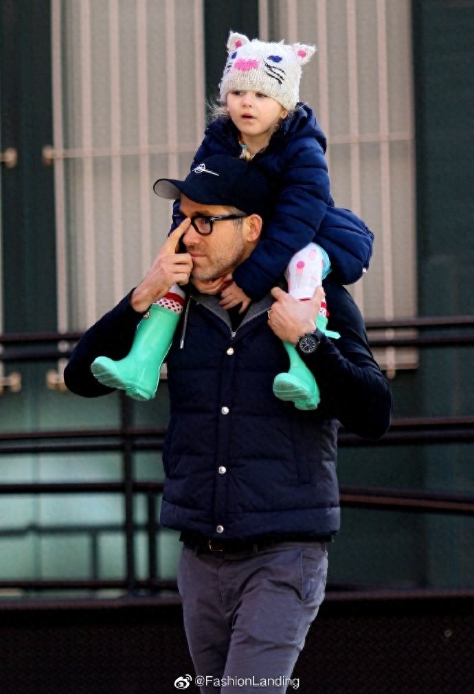 瑞安·雷诺兹和女儿同框，女儿骑在爸爸的肩上，父女俩太可爱了