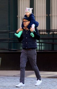 ​瑞安·雷诺兹和女儿同框，女儿骑在爸爸的肩上，父女俩太可爱了