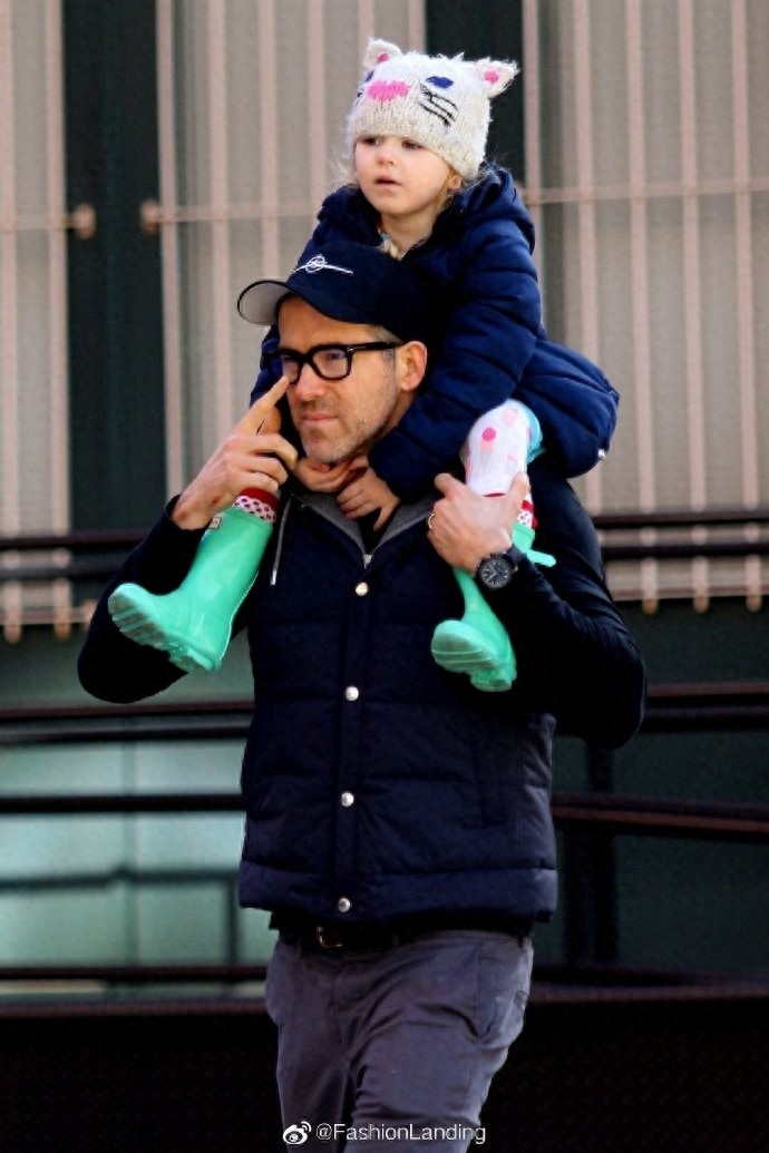 瑞安·雷诺兹和女儿同框，女儿骑在爸爸的肩上，父女俩太可爱了