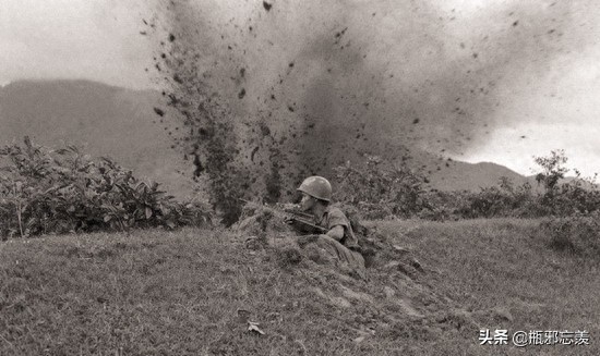 残酷的越南战争老照片,消耗的弹药堆成山,女俘虏身上绑满手雷