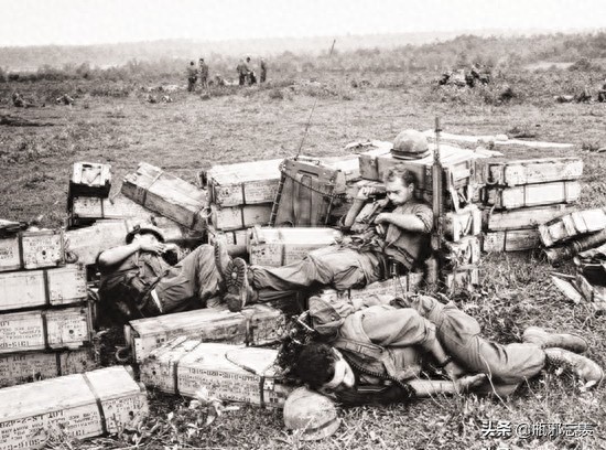 残酷的越南战争老照片,消耗的弹药堆成山,女俘虏身上绑满手雷