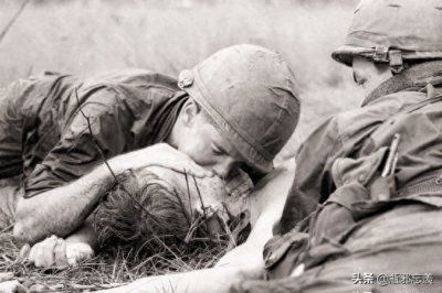 ​残酷的越南战争老照片，消耗的弹药堆成山，女俘虏身上绑满手雷