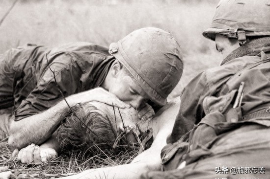 残酷的越南战争老照片,消耗的弹药堆成山,女俘虏身上绑满手雷