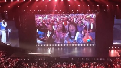 ​贾玲在刘德华演唱会夸年：追星梦圆，共赴音乐盛宴