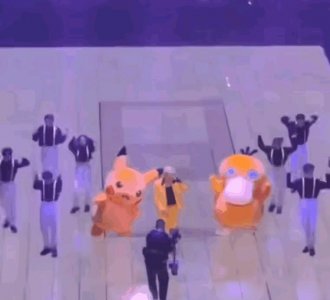 ​＂蔡徐坤粉丝质疑张艺兴伴舞背带裤造型，引发粉丝圈争议＂