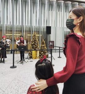 ​刘强东女儿正脸照曝光，长相疑像爸爸！跟随章泽天爬山超有耐力