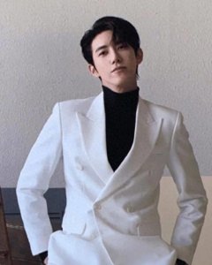 ​有种“整容”叫退伍后，黄光熙近照流出，穿白西装时尚又帅气