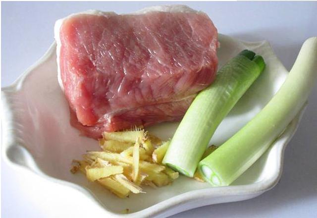 怎么调猪肉大葱水饺馅（专做水饺的老师傅教你怎么调猪肉大葱饺子馅才最好吃）(2)