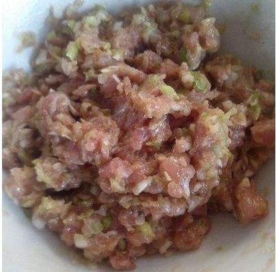 怎么调猪肉大葱水饺馅（专做水饺的老师傅教你怎么调猪肉大葱饺子馅才最好吃）(3)