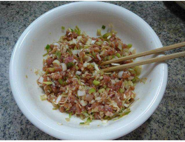 怎么调猪肉大葱水饺馅（专做水饺的老师傅教你怎么调猪肉大葱饺子馅才最好吃）(4)