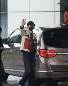 ​王鹤棣机车服造型路透 你小子别帅的太过分