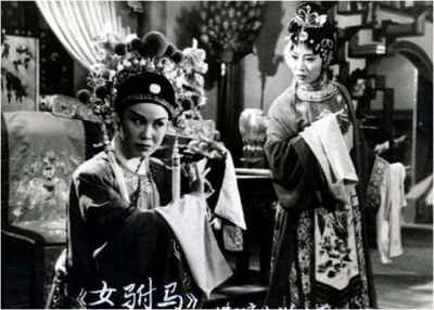 ​黄梅戏宗师严凤英：15岁被迫流浪，坎坷3段情，38岁服药自尽