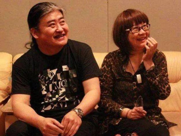 56岁刘欢结婚31年无绯闻，今看到妻子近照才明白，造型百变吸引人