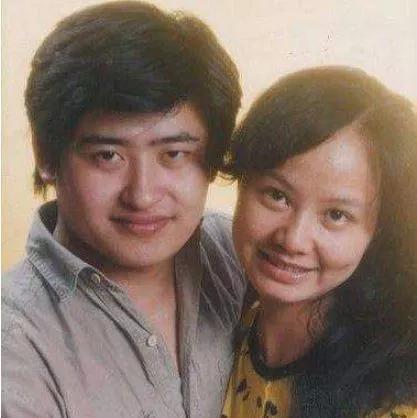 56岁刘欢结婚31年无绯闻，今看到妻子近照才明白，造型百变吸引人