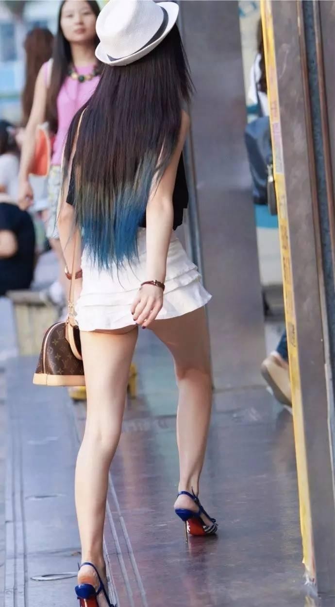 路人街拍, 美女你短裙都把屁股露出来了, 不怕起风?