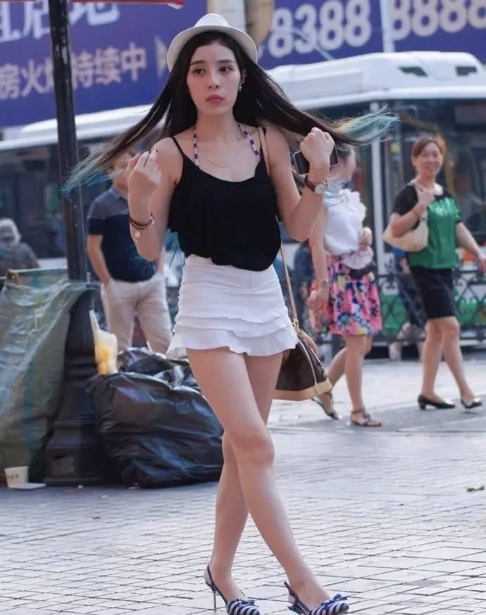 路人街拍, 美女你短裙都把屁股露出来了, 不怕起风?