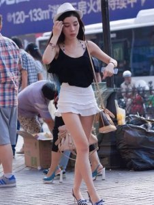 ​路人街拍, 美女你短裙都把屁股露出来了, 不怕起风?