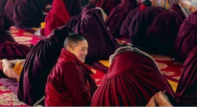 中国真实存在的“女儿国”，男人禁止入内，修行方式很特别