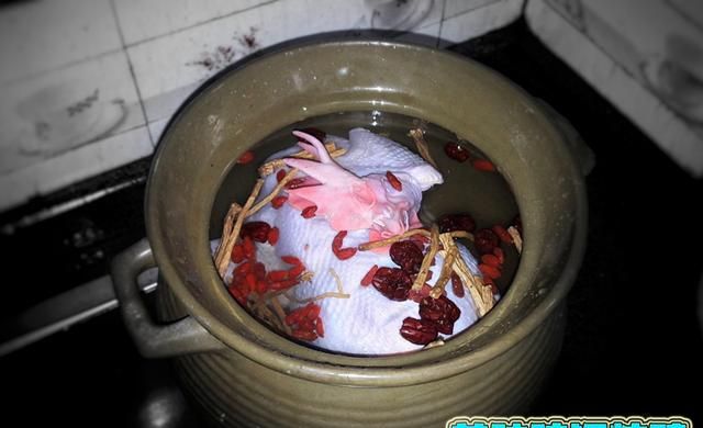 炖鸡怎么炖好吃，黄芪炖鸡汤怎么炖好吃？图2