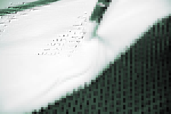 乳胶枕头发黄了怎么办（乳胶枕变黄变硬掉渣还能用吗）