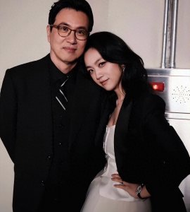 ​汤唯携丈夫现青龙奖现场，丈夫金泰勇嘴角根本压不住，妥妥在明爽