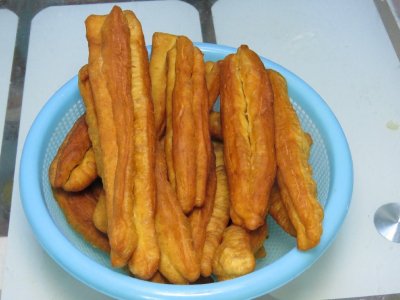 ​小董教你在家做小油条，做法简单，油条香酥，比外面卖的还好吃