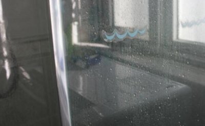 ​淋浴间门玻璃怎么清洁，食醋+食盐混合清洗（牙膏也行）