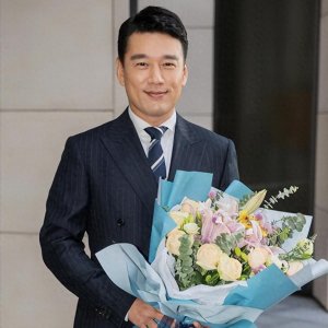 ​王耀庆妻子郭晏青，二人相识于小学4年级，婚后生两子，幸福美满