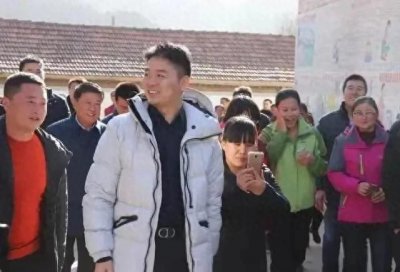 ​刘强东：妹夫没再婚，独自养仨娃一年给100万