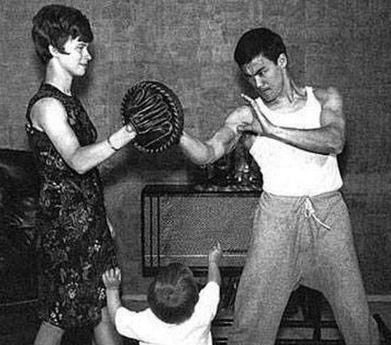 李小龙怎么死的真相 死后的15年琳达与汤姆·布里克结婚