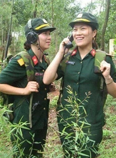 谁敢再说越南没美女?这些越南女兵一个赛一个，尤其是这对姐妹花