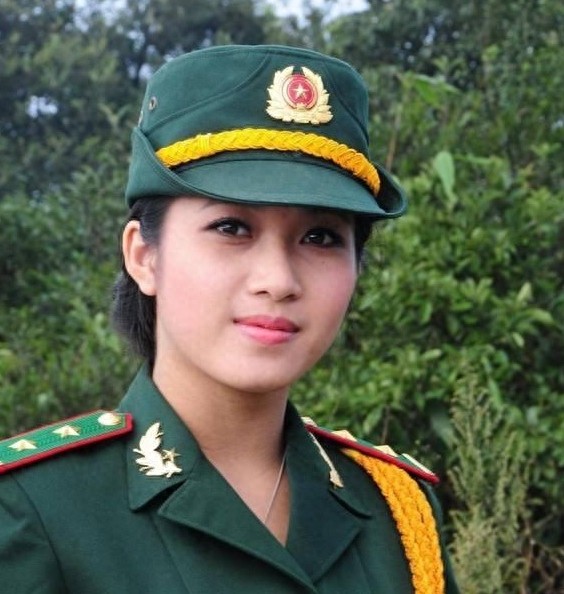 谁敢再说越南没美女?这些越南女兵一个赛一个，尤其是这对姐妹花
