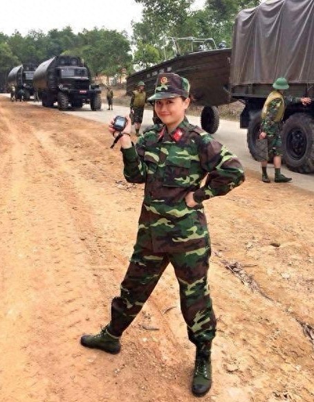 谁敢再说越南没美女?这些越南女兵一个赛一个，尤其是这对姐妹花