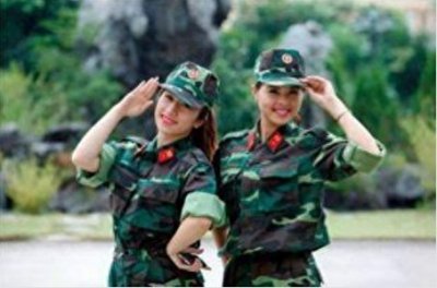 ​谁敢再说越南没美女?这些越南女兵一个赛一个，尤其是这对姐妹花