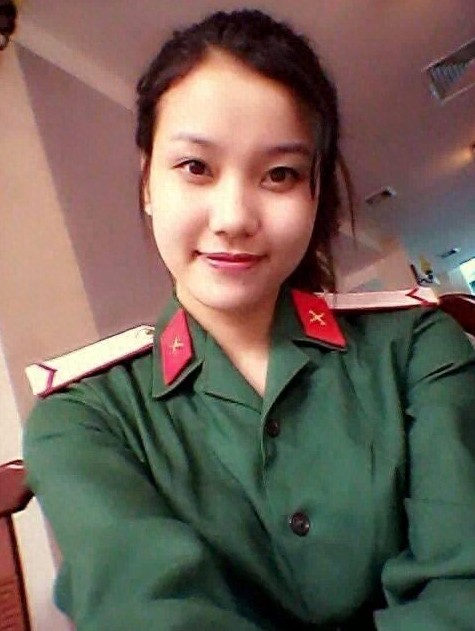 谁敢再说越南没美女?这些越南女兵一个赛一个，尤其是这对姐妹花