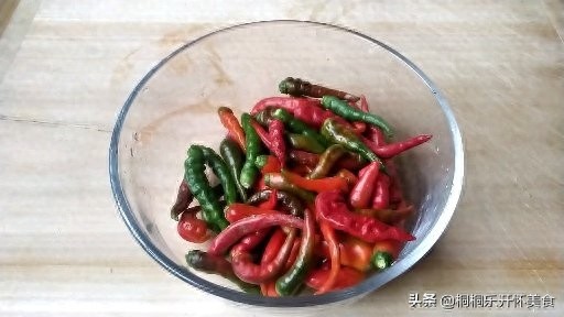 吃一口就爱上的辣椒酱做法，没有任何添加剂，香辣过瘾，健康美味