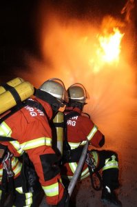 ​天津一大厦发生火灾的原因是？