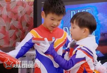 妈妈是超人杨子和小儿子现身 黄圣依和小儿子关系有点微妙